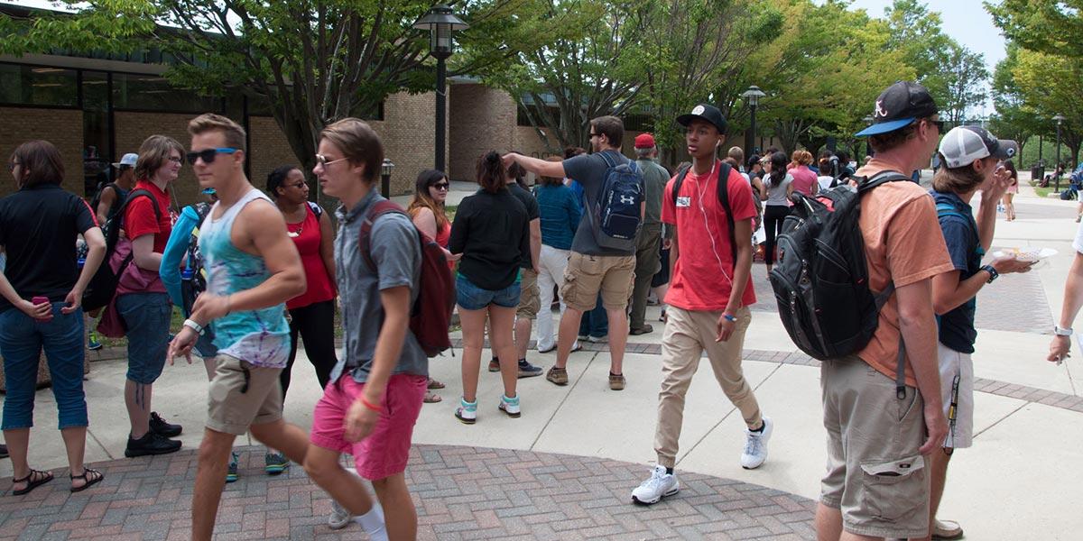 AACC的学生们走过一个繁忙的四方广场.